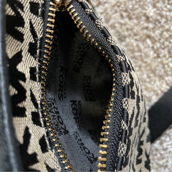 Michael Kors Crossbody - Picture 5 of 7